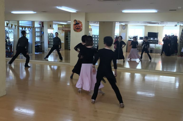 西船橋でしっかり基礎から応用までのステップが踊れるサークル 金曜スタンダードサークル