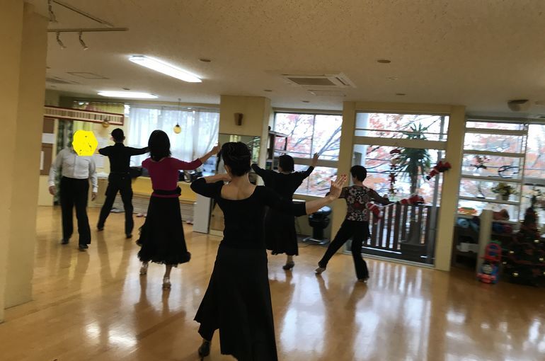 西船橋でしっかり基礎から応用までのステップが踊れるサークル 金曜スタンダードサークル