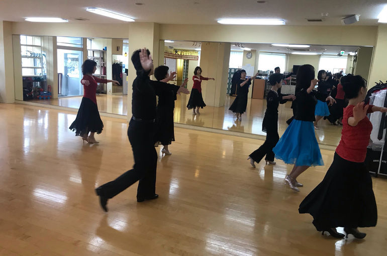 西船橋でしっかり基礎から応用までのステップが踊れるサークル 金曜スタンダードサークル