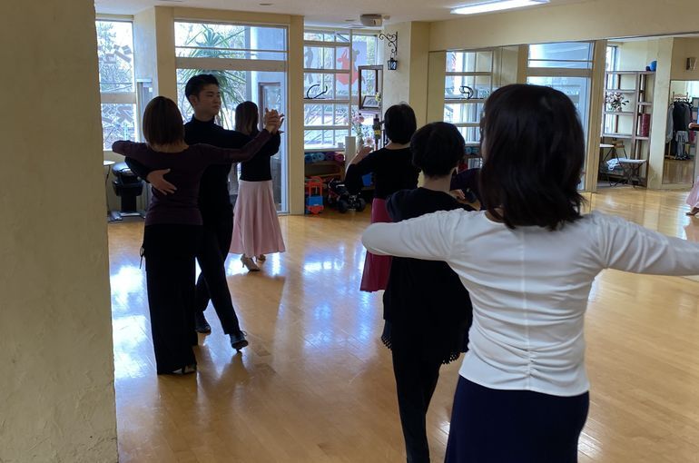 西船橋でしっかり基礎から応用までのステップが踊れるサークル 金曜スタンダードサークル
