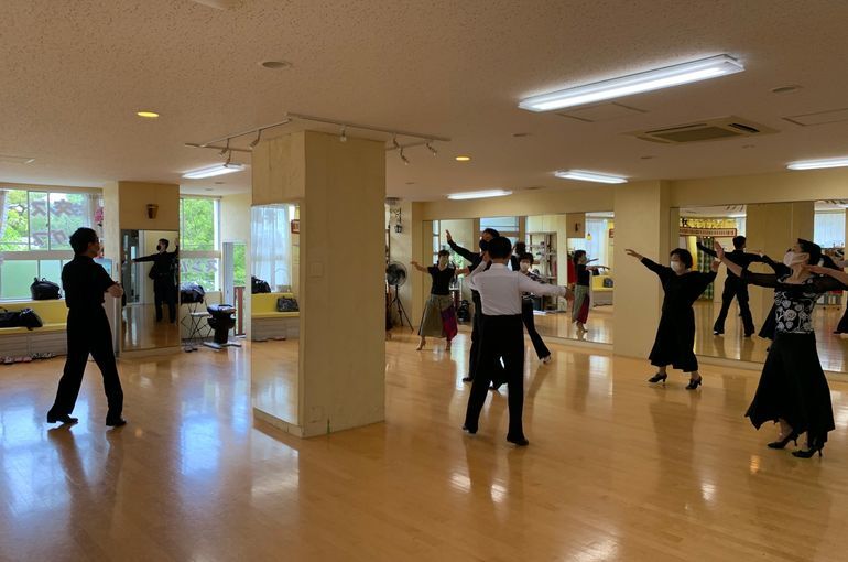 西船橋でしっかり基礎から応用までのステップが踊れるサークル 金曜スタンダードサークル