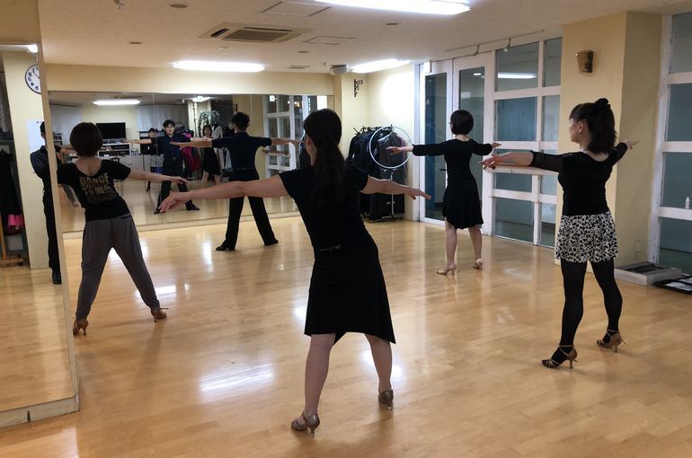船橋市のダンススタジオで背中美人目指しませんか