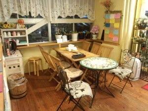 憩いのカフェスペース！　こちらからも見学できます
